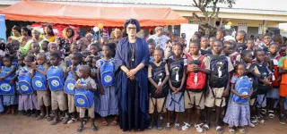 action-sociale-madame-diaby-mariame-comble-les-eleves-de-samatiguila